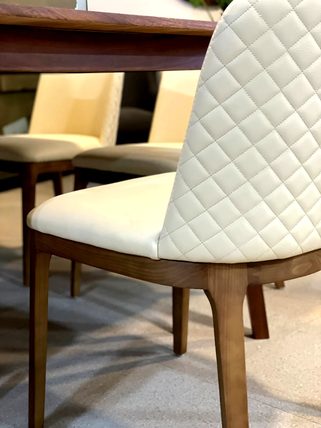 Comedor mármol sillas azul marino