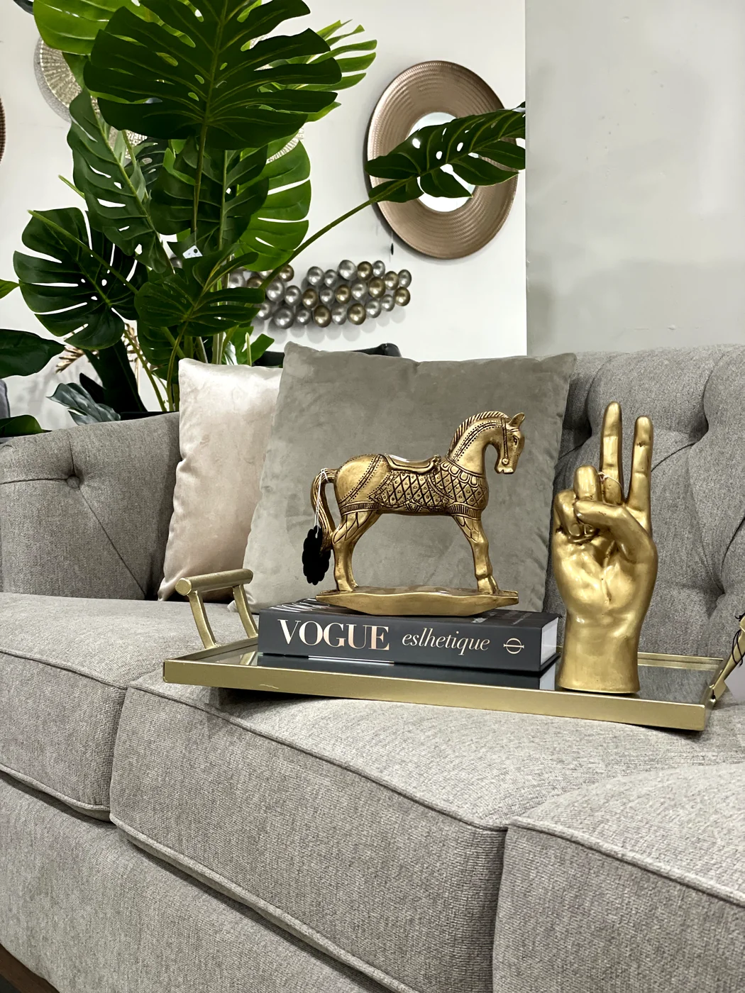Sala decoración caballo dorado plantas